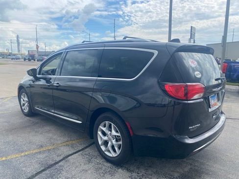 Used 2017 Chrysler Pacifica Touring-L Plus FWD image 5