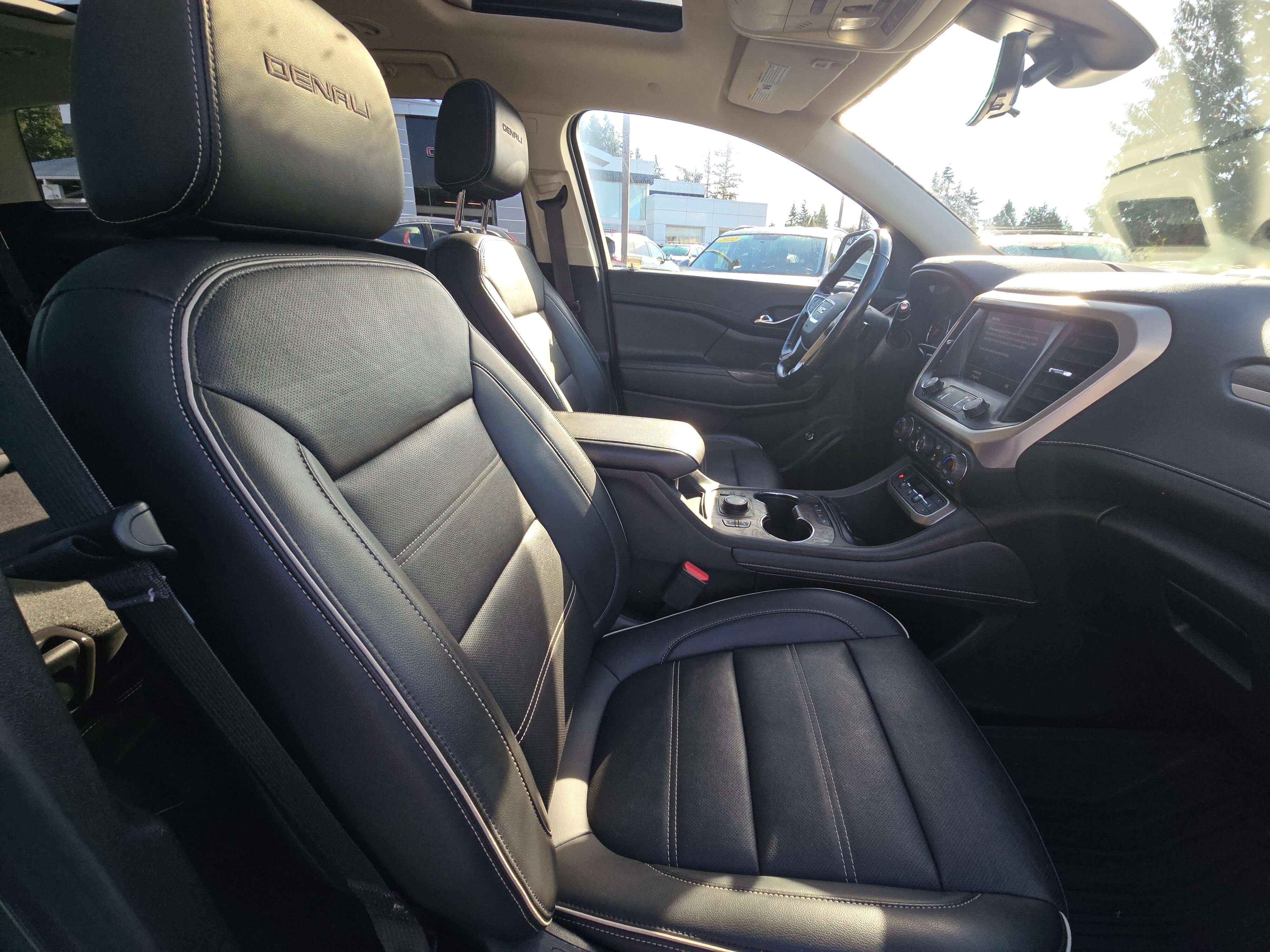 Used 2022 GMC Acadia Denali w/ Denali Ultimate Package AWD/4WD image 11