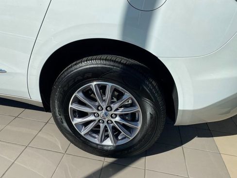 Used 2024 Buick Enclave Essence image 18
