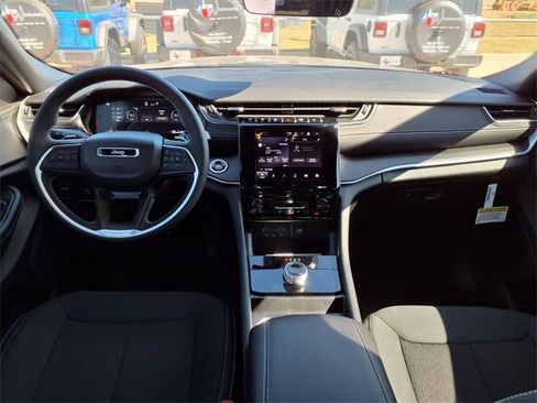 New 2025 Jeep Grand Cherokee L Laredo image 7