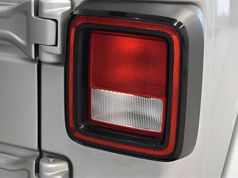 Used 2022 Jeep Wrangler Unlimited Sahara image 12