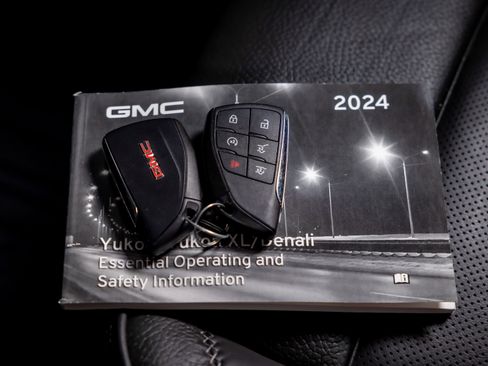 Used 2024 GMC Yukon Denali w/ Advanced Technology Package AWD/4WD image 34
