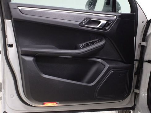 Certified 2025 Porsche Macan GTS image 17