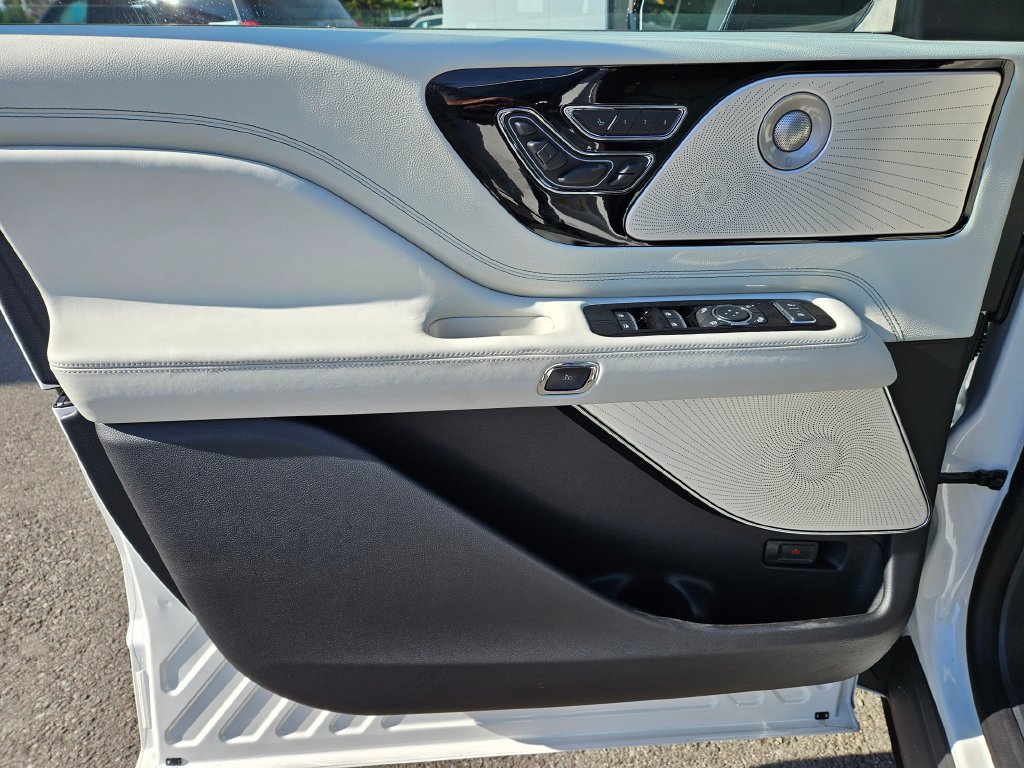 New 2027 Lincoln Navigator Reserve AWD/4WD image 21