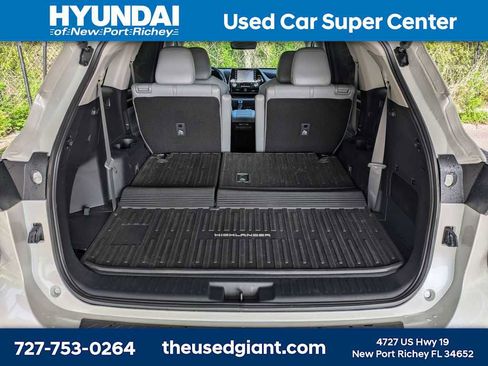 Used 2021 Toyota Highlander XLE AWD/4WD image 13