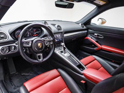 Used 2025 Porsche 718 Cayman image 4