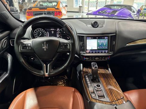 Used 2021 Maserati Levante GranLusso image 10