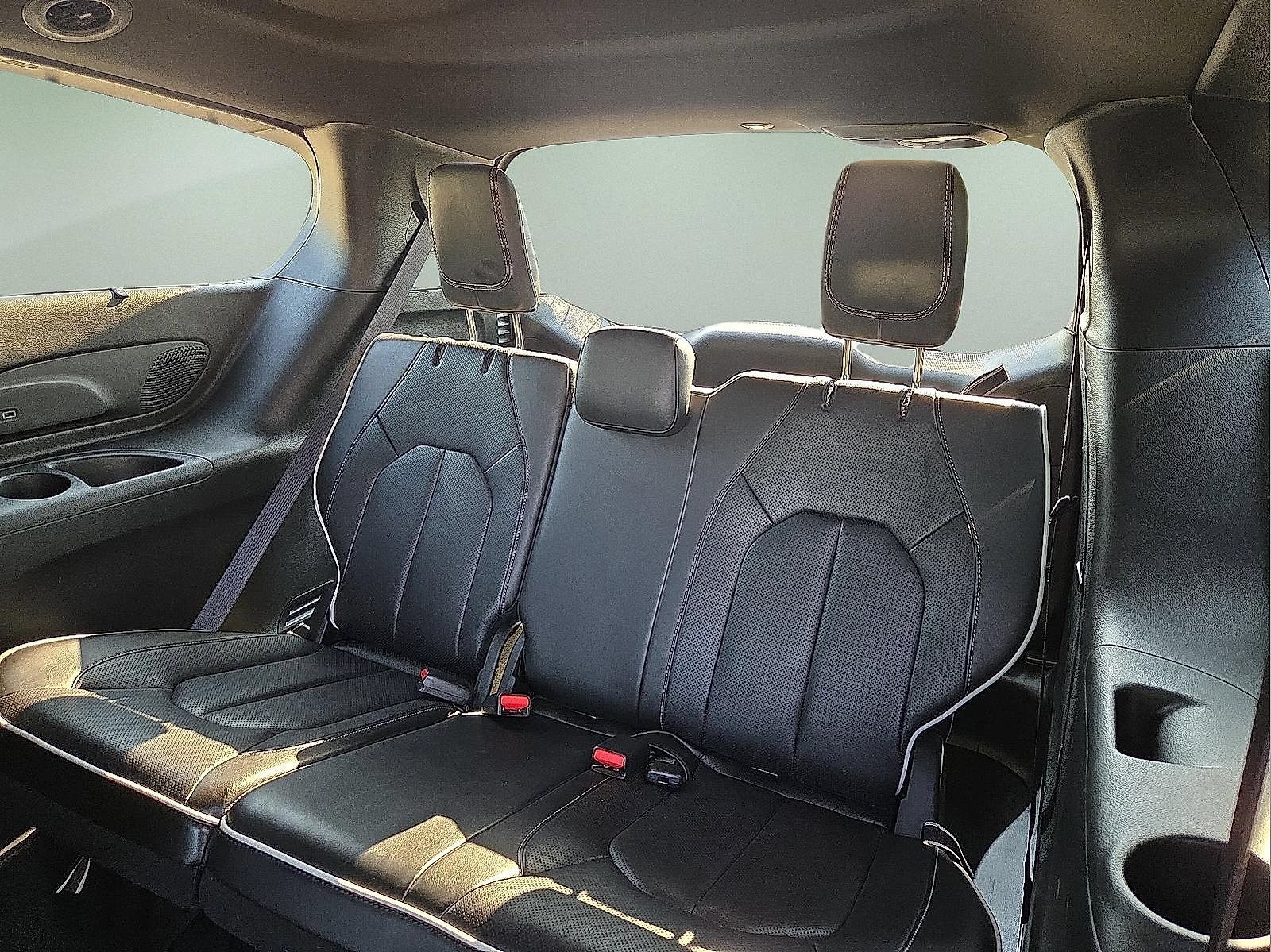 Used 2025 Chrysler Pacifica Limited FWD image 11
