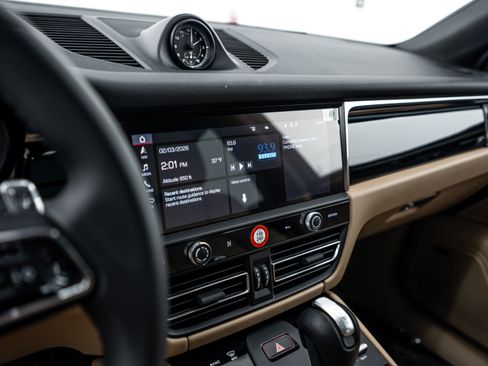 Certified 2026 Porsche Macan image 17