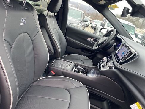 New 2026 Chrysler Pacifica Limited w/ S Appearance Package image 9