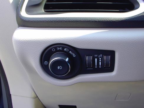 Used 2023 Chrysler Pacifica Touring-L FWD image 17