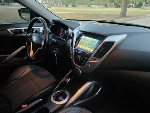 Used 2013 Hyundai Veloster w/ Style Pkg image 22