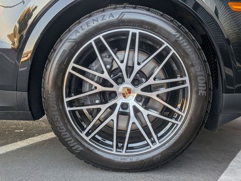 Certified 2025 Porsche Cayenne AWD/4WD image 13