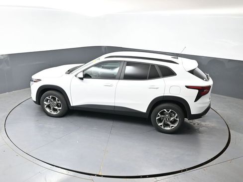 Used 2025 Chevrolet Trax LT FWD image 47