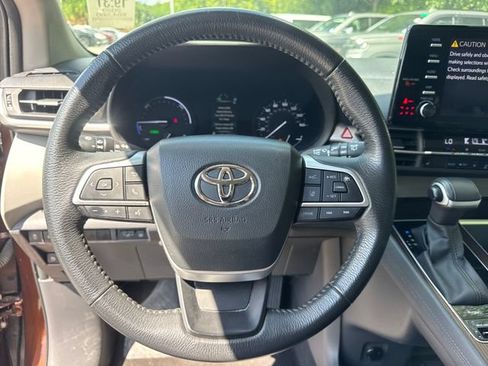 Used 2023 Toyota Sienna XLE FWD image 20