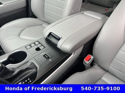 Used 2023 Toyota Highlander XLE FWD image 23