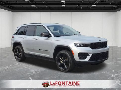 Used 2024 Jeep Grand Cherokee Altitude AWD/4WD image 7