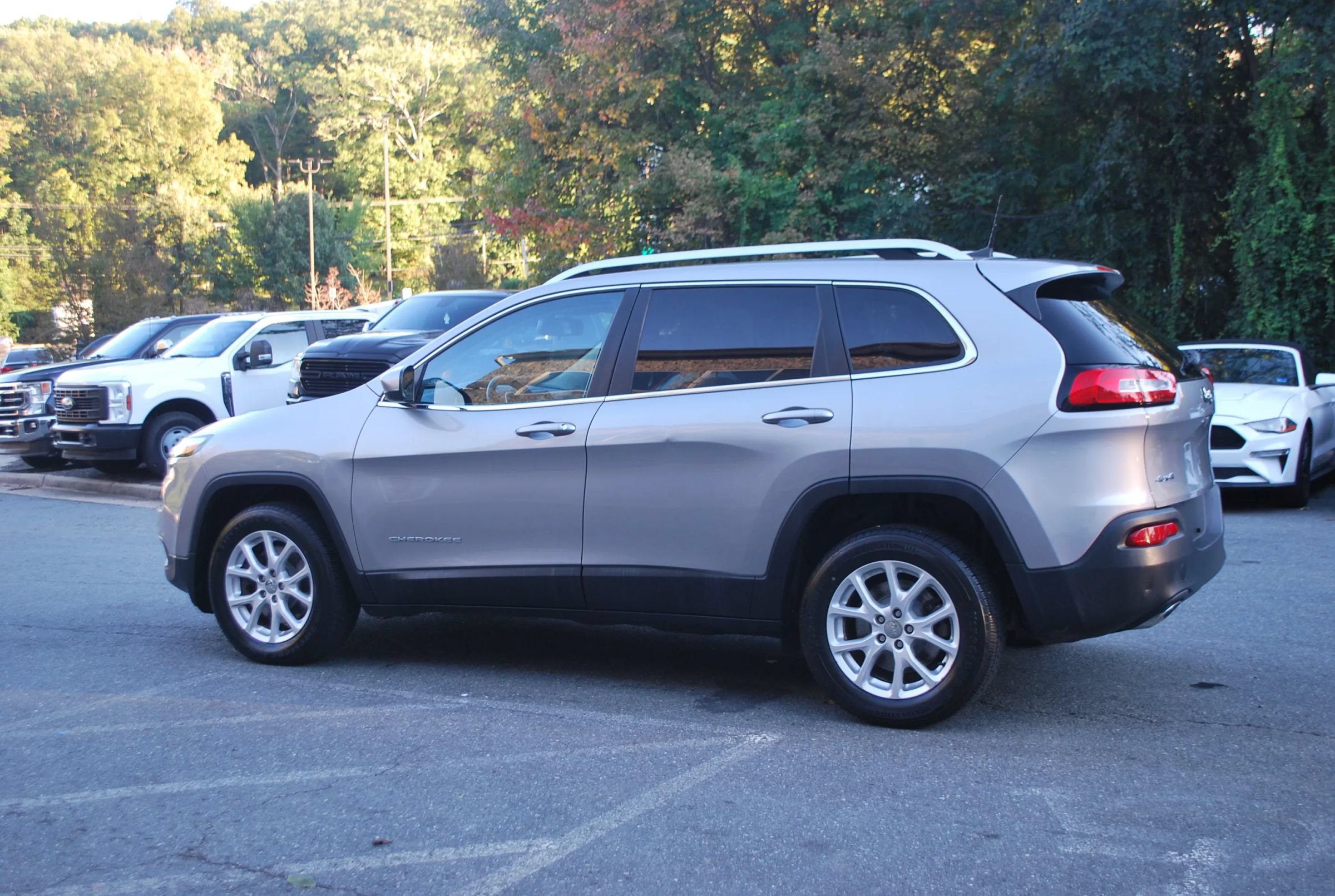 Used 2016 Jeep Cherokee Latitude w/ Cold Weather Group AWD/4WD image 4