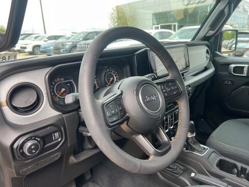 Used 2024 Jeep Gladiator Sport AWD/4WD image 11