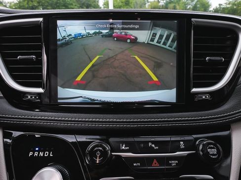 Used 2024 Chrysler Pacifica Limited FWD image 27