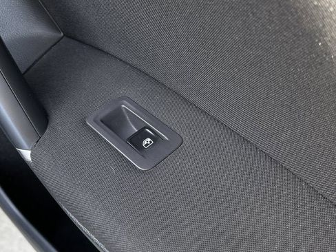 Used 2018 Volkswagen Tiguan S image 19