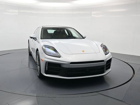 Used 2025 Porsche Panamera image 33