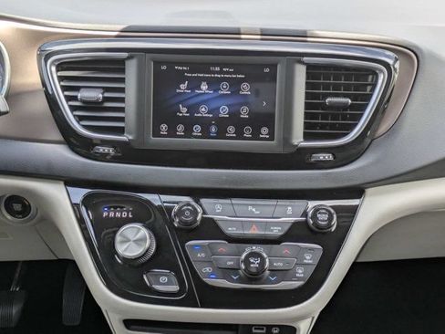 Used 2019 Chrysler Pacifica Touring-L FWD image 20