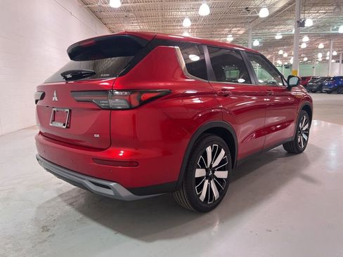 New 2025 Mitsubishi Outlander SE image 3