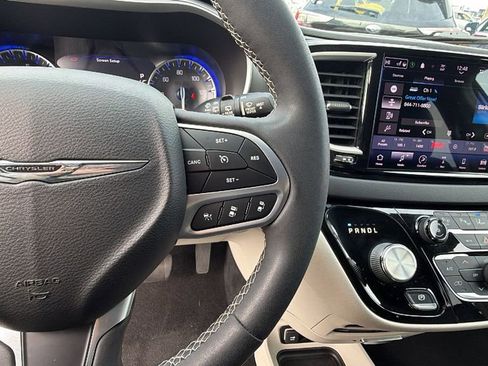 Used 2022 Chrysler Pacifica Touring-L w/ Uconnect Theater Family Group image 26