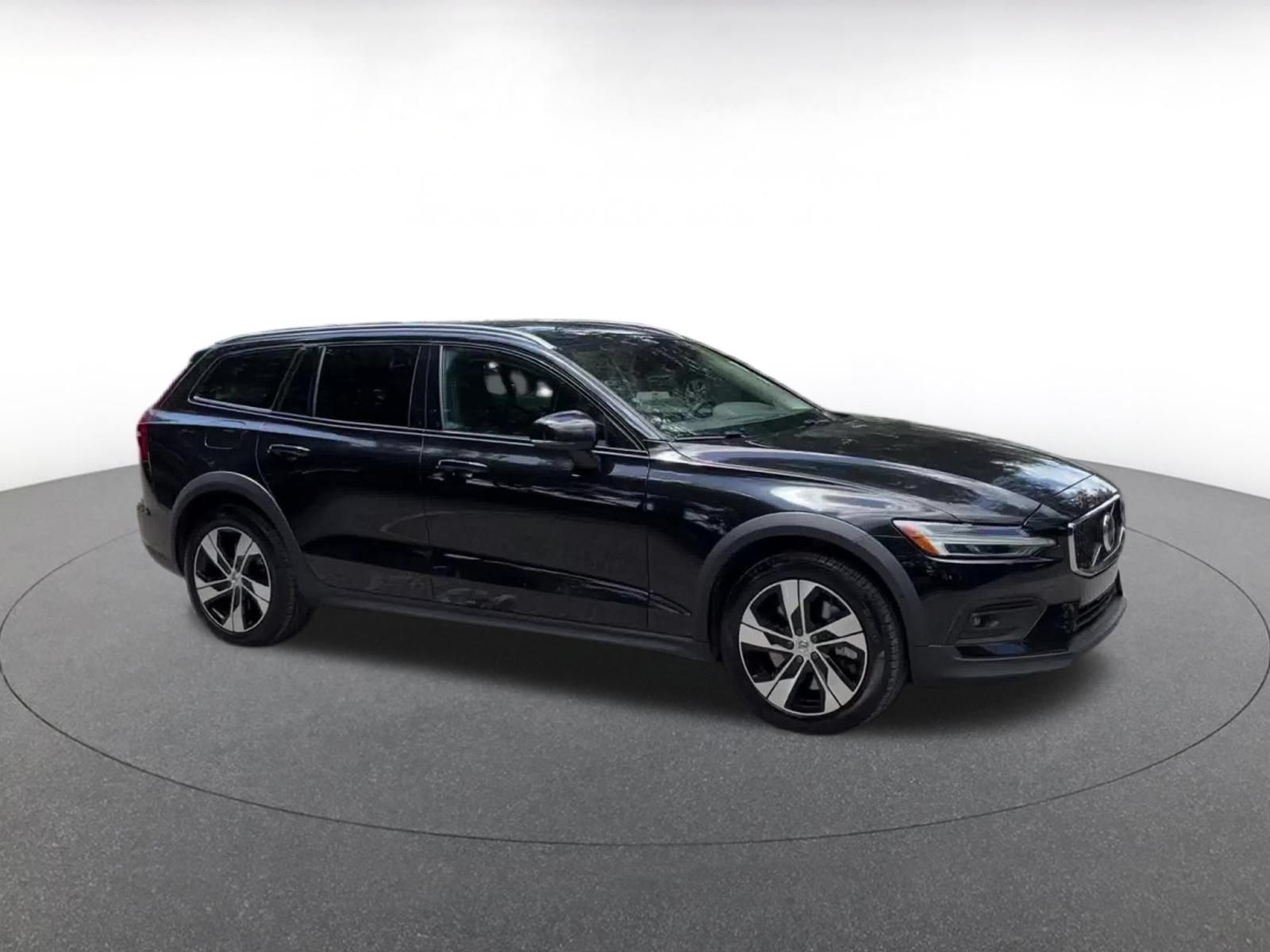 Used 2025 Volvo V60 B5 Cross Country Plus AWD/4WD image 2
