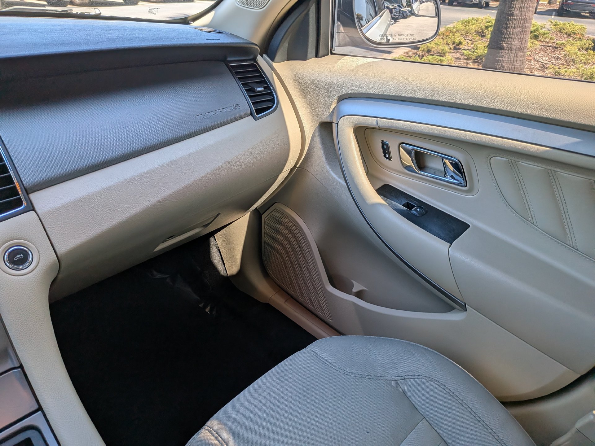 Used 2015 Ford Taurus SE FWD image 18