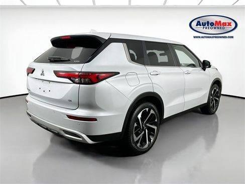 Used 2024 Mitsubishi Outlander SE image 2