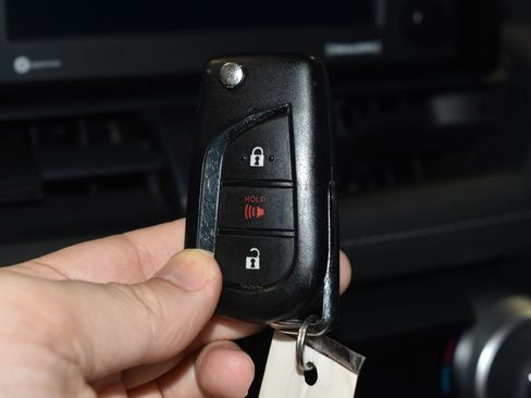 Used 2021 Toyota RAV4 LE AWD/4WD image 18