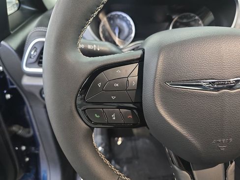 Certified 2025 Chrysler Pacifica Limited FWD image 19