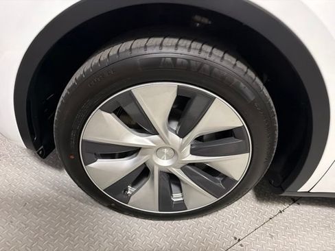 Used 2023 Tesla Model Y Long Range AWD/4WD image 17