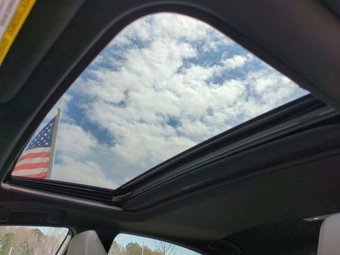 Used 2025 Toyota Camry SE w/ Convenience Package image 19