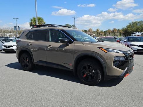 Used 2025 Nissan Rogue SV AWD/4WD image 2