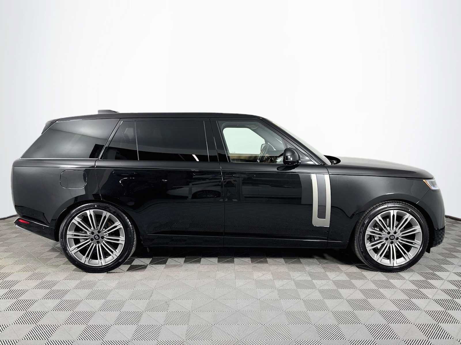 New 2027 Land Rover Range Rover Long Wheelbase SE AWD/4WD image 4