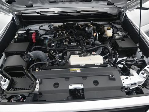 Used 2025 Toyota Tacoma SR5 AWD/4WD image 16