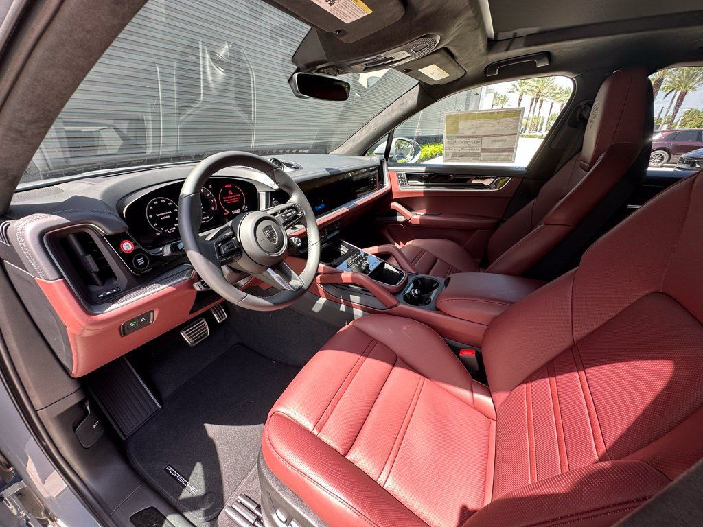 Certified 2025 Porsche Cayenne Turbo AWD/4WD image 4