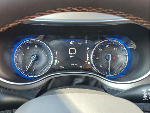 Used 2026 Chrysler Pacifica Pinnacle w/ Trailer Tow Group FWD image 16