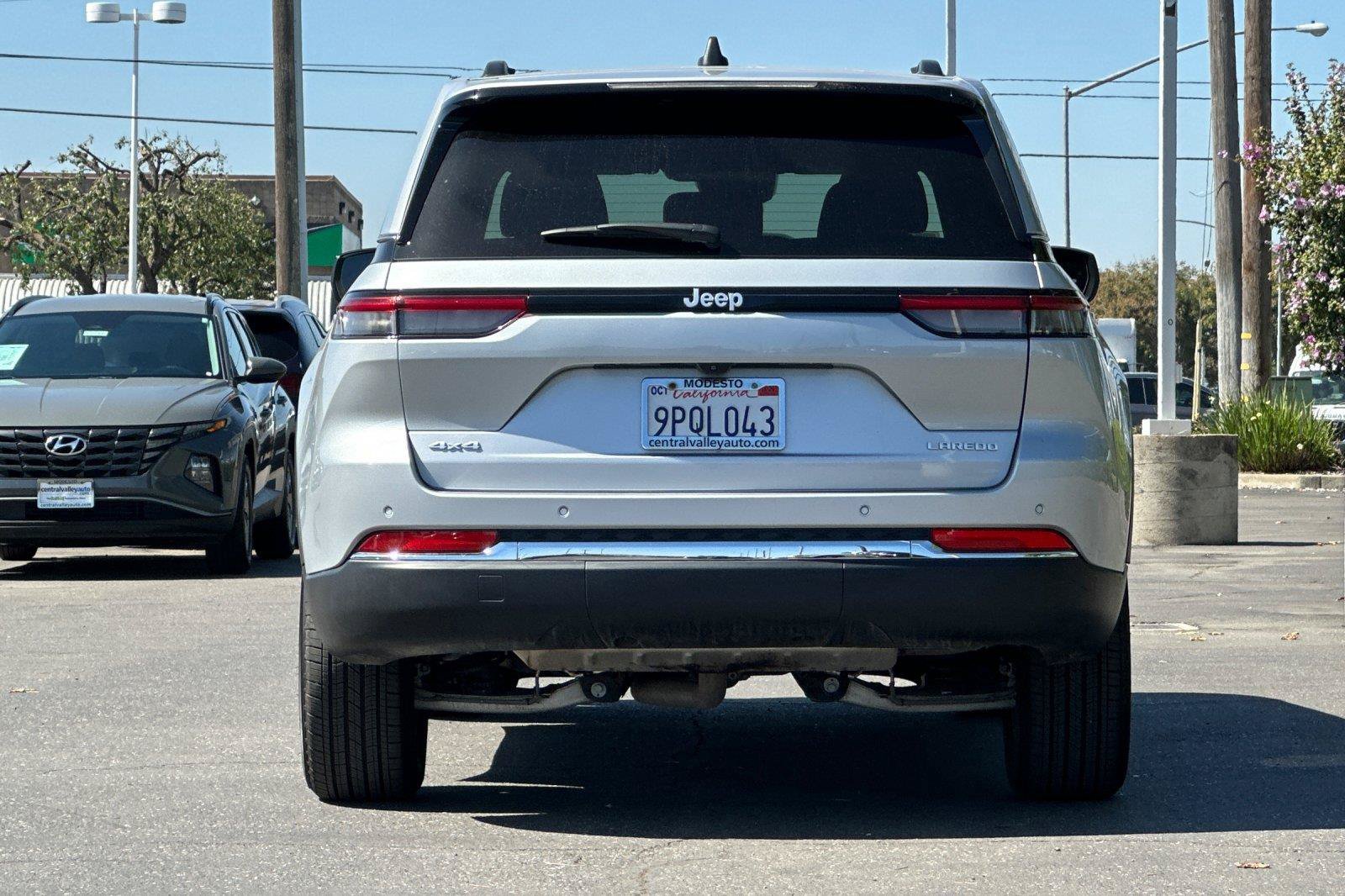 Used 2025 Jeep Grand Cherokee Laredo X w/ Luxury Tech Group I AWD/4WD image 4