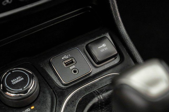 Used 2021 Jeep Cherokee Latitude Plus AWD/4WD image 29