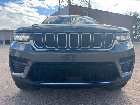 Used 2023 Jeep Grand Cherokee Laredo image 2