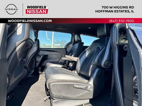 Used 2025 Chrysler Pacifica Select image 32