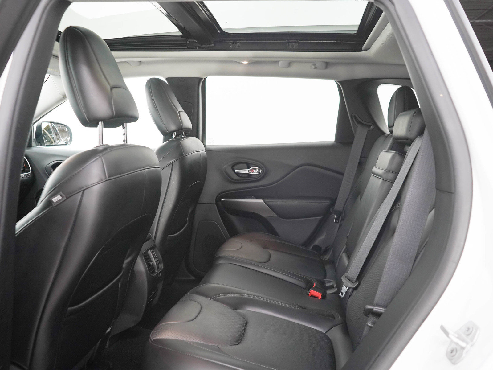 Used 2019 Jeep Cherokee Limited w/ Luxury Group AWD/4WD image 13