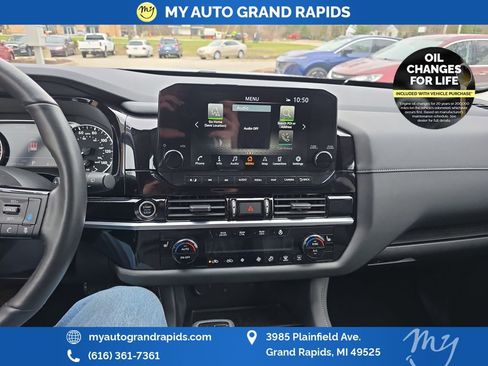 Used 2023 Nissan Pathfinder SL w/ Black Appearance Package AWD/4WD image 17