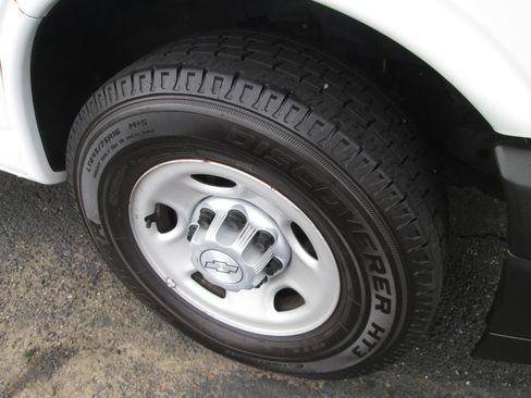 Used 2017 Chevrolet Express 2500 image 30