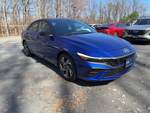 Used 2025 Hyundai Elantra Sport image 2