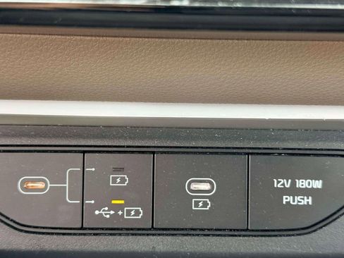 Used 2025 Kia Carnival FWD image 25
